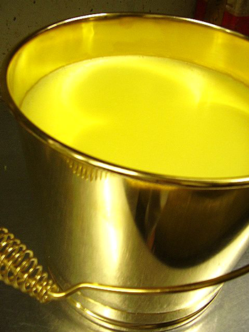 烏骨鶏卵の黄金の バケツプリン