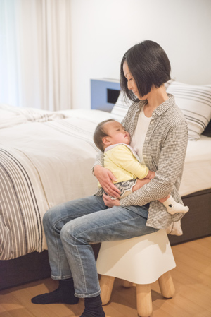 赤ちゃんを抱っこしたまま座れば、スプリングの反応で浮遊感ある独特の揺れを感じることができるAH Productsの「LaLaCoチェア」