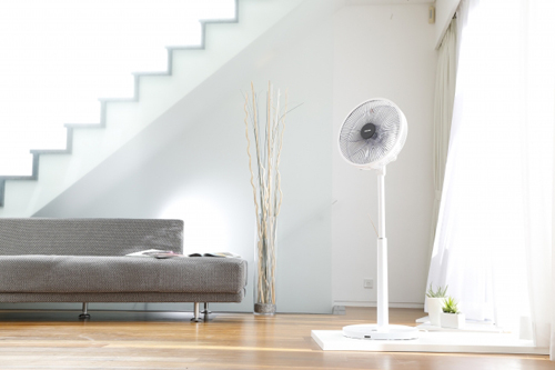 省電力DCモーター採用のリビング扇風機「F-DLW75」は、室内の温度を検知して風量を自動調節する「温度センサー」を搭載。