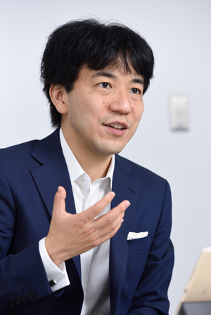 ウェルスナビ代表取締役CEO 柴山和久氏東京大学法学部、ハーバード・ロースクール、INSEAD卒業。ニューヨーク州弁護士。日英の財務省で9年間、予算、税制、金融、国際交渉に参画。その後、マッキンゼーではウォール街に本拠を置く機関投資家を1年半サポートし、10兆円規模のリスク管理と資産運用に携わる。2015年4月にウェルスナビを創業。
