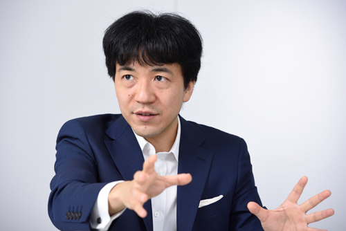 ウェルスナビ代表取締役CEO 柴山和久氏東京大学法学部、ハーバード・ロースクール、INSEAD卒業。ニューヨーク州弁護士。日英の財務省で9年間、予算、税制、金融、国際交渉に参画。その後、マッキンゼーではウォール街に本拠を置く機関投資家を1年半サポートし、10兆円規模のリスク管理と資産運用に携わる。2015年4月にウェルスナビを創業。
