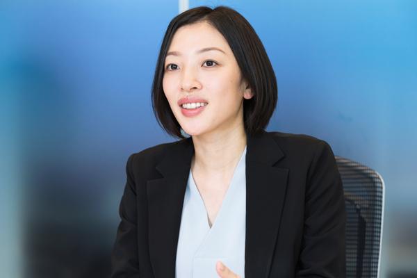 クレディセゾン 経営企画部 グループ戦略室 橋村奈緒子氏 2011年クレディセゾン入社。地域金融機関と提携したファイナンスサービスの開発・運営に従事した後、2016年経営企画部に配属。次世代顧客コミュニケーションプロジェクトへの参加を経て、2017年より現職。