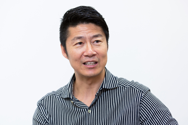 日本美食CEO董路(ドン・ルー)氏 1972年生まれ、中国・北京出身。20歳で日本に留学し、1994年に埼玉大学経済学部に入学。同大学を卒業後、ゴールドマン・サックス証券に入社。その後、スタンフォード大学にてMBAを取得し、2004年に中国に帰国。外資系コンサル、ベンチャーキャピタルを経て、2社のベンチャーを立ち上げる。2014年に事業を売却し、日本に拠点を移す。2015年12月、日本美食株式会社を設立し、外国人観光客向けマルチ決済と飲食予約サービスを展開中。