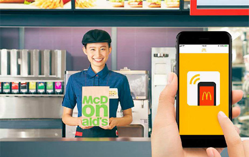 来店前にスマートフォンのアプリで注文。店舗で商品をささっと決済して受け取ることができる「モバイルオーダー」