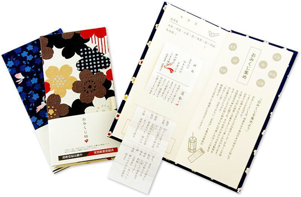 おみくじを挟み込んだら「心おぼえ欄」に日付や感想などを記入する「おみくじ帖」