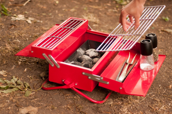 ふたを閉めていると工具ボックスのように見える、英国製の「SUCK UK BBQ TOOLBOX」