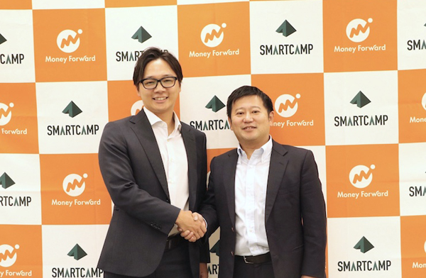 (左から)スマートキャンプ代表取締役 古橋智史氏とマネーフォワード代表取締役CEO 辻庸介氏
