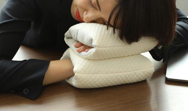 両端から手を差し込んで、頭をのせて使う「ビューティーナッピ」