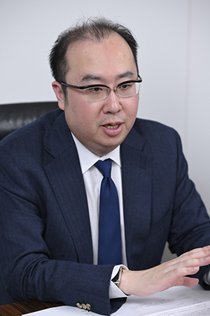 佐藤 隼人(サトウ ハヤト)氏 日本STO協会 執行役員、SBI CapitalBase株式会社 取締役。1984年生まれ。東京都出身。 2008年からSBI証券にて経営企画、サービス企画・開発マネージャーを担当。 2014年、SBIホールディングス社長室にて仮想通貨関連の新規事業企画、 投資案件の調査・評価を担当。2017年10月にSBI CapitalBaseを立ち上げ代表就任。 ICOプラットフォーム事業を目指すも仮想通貨規制の強化を受け方針転換。 株式投資家型クラウドファンディング事業を立ち上げ、2019年6月に財務局登録完了。 日本STO協会の立ち上げに参画、2019年10月より現職。