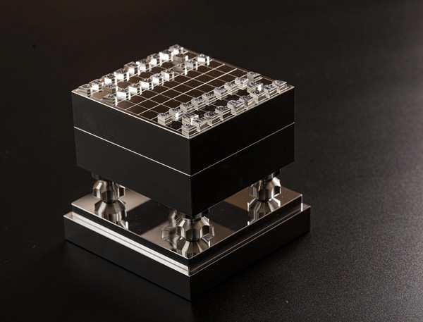 将棋盤、銀色の駒はいずれもA7075(超々ジュラルミン)製。重量は約1.7kg