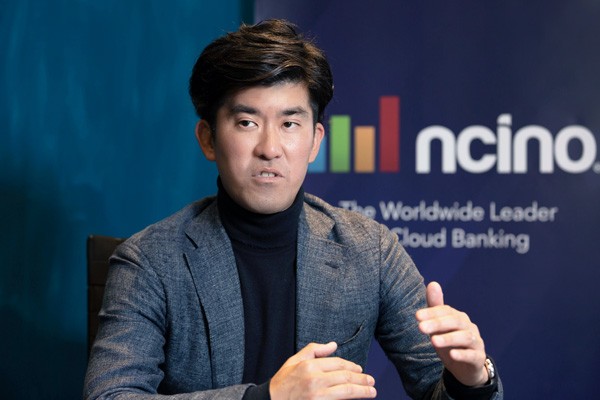 nCino株式会社 代表取締役社長 野村逸紀氏1977年生まれ。慶應義塾大学経済学部卒業、2001年に卒業後富士通に入社し公共マーケットの営業に従事。その後2005年にEMCジャパンに入社、2015年より流通サービス営業部長として、流通、物流、運輸、百貨店、コンビニ、ユーティリティ等の大手顧客向けマーケットを統括。2017年のDellとの統合後はデル・テクノロジーズの事業領域全体におけるマーケットの責任者としてカルチャー融合やチーム拡大に貢献。持続可能な経営に向けたITコスト構造の最適化や購買行動の変化に柔軟に対応するためのアプリケーション変革などを推進し、2020年、nCino日本法人代表 代表取締役社長に就任。