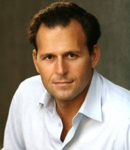 Arnaud Ventura氏Arnaud Ventura氏は2013年に世界経済フォーラムのYoung Global Leaderに選出されたほか、フランスと中国間の若手リーダー育成を目指すネットワークであるFrench China Foundation、アフリカにおけるイノベーションを促進を目指すプラットフォームであるShare Africaを共同創業しました。フランスのEFREI Parisでコンピューターサイエンスを、Sorbonne Universityで哲学を専攻しました。